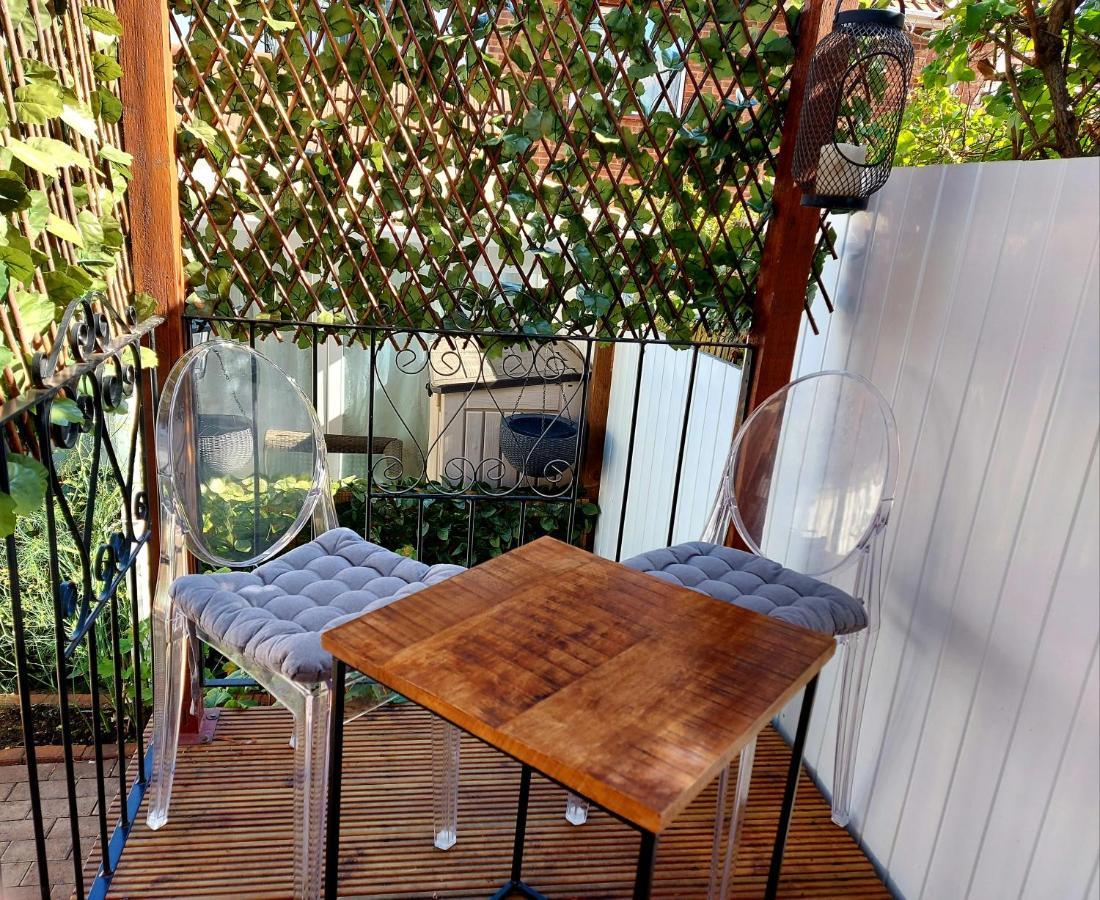 Pretty Studio With A Private Terrace Лондон Экстерьер фото